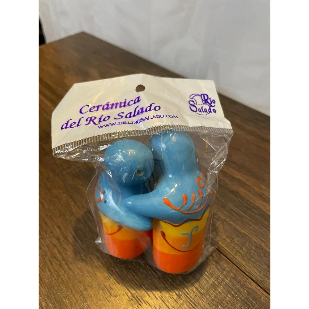 DEL RIO SALADO HUGGING SALT‎ & PEPPER SHAKER SET Hand Painted NEW
